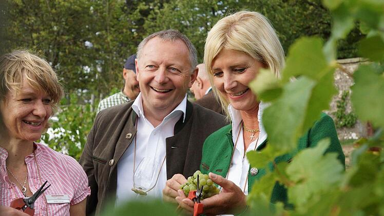 Staatsministerin Ulrike Scharf (rechts) im Weinberg mit Landrat Thomas Bold und Ulrike LangeFoto: Arkadius Guzy