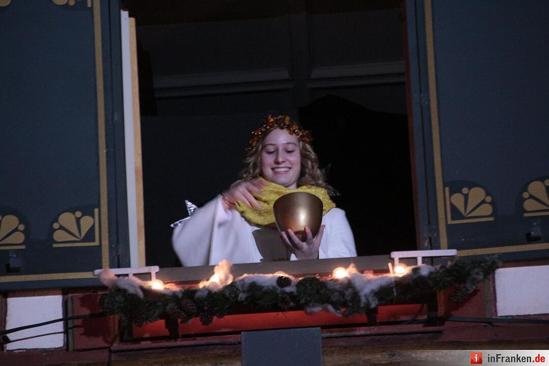 Das erste Fenster des Forchheimer Adventskalenders wurde von Weihnachtsengel Petra geöffnet.