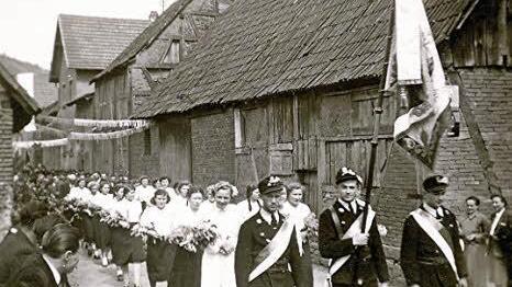 Die historische Aufnahme zeigt den Festzug in der Häfnerstraße zur Fahnenweihe der Feuerwehr Diebach 1951. Foto: privat