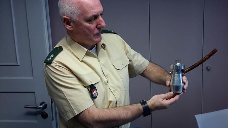 Von einem großen Einfallsreichtum der Ertappten spricht Polizeioberkommissar Eberhard Fries. Ein paar zusammengeschweißte Metallteile und ein Stück Gartenschlauch - fertig ist die Haschpfeife. Foto: Rolf Pralle