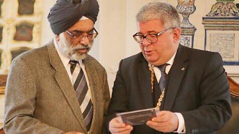 Kleine Geschenke festigen die Freundschaft: Singh und Metzner