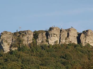 An einem Weg hinauf zum Staffelberg ist man auf den Standort einer keltischen Zangentor-Anlage gestoßen.  Jetzt soll  an der Originalstelle eine Rekonstruktion des Tores  entstehen. Foto: Mario Deller
