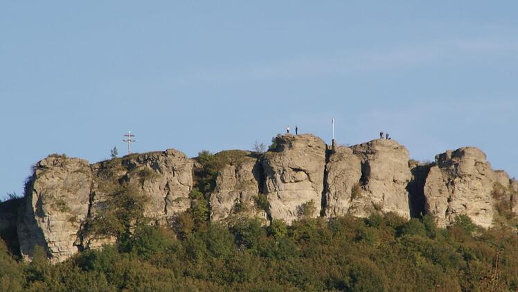An einem Weg hinauf zum Staffelberg ist man auf den Standort einer keltischen Zangentor-Anlage gestoßen.  Jetzt soll  an der Originalstelle eine Rekonstruktion des Tores  entstehen. Foto: Mario Deller