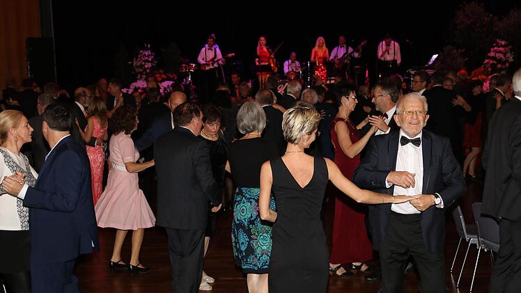 Beim 24. Bürger- und Polizeiball der Gewerkschaft der Polizei im Kongresshaus Rosengarten erlebte die große Gästeschar einen kurzweiligen Abend mit Musik und Frohsinn.  Foto: Wolfgang Desombre