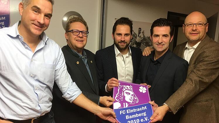 Die Mitgliederversammlung wählte mehrheitlich Jörg Schmalfuß (Mitte) zum Vorsitzenden. Robert Schlittenbauer (2.v.l.) kümmert sich um die Finanzen. Sascha Dorsch (l.) und Oliver Schramm sind Stellvertreter, Bernd Kaufer (r.) Schriftführer.  Foto: Adrian Grodel
