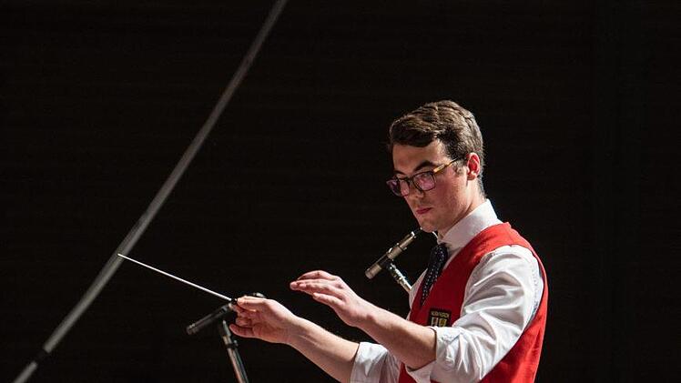 Die Blaskapelle Meeder unter Leitung von Markus Hollstein und der Musikverein Stadt Rödental unter der Leitung von Lena Wegener und Gabriel Möbus  (Foto) bereiten ein Doppelkonzert in Meeder vor. Der Vorverkauf für den gemeinsamen Auftritt am 28. April hat begonnen.Foto: Archiv/Vincent Kaibarta