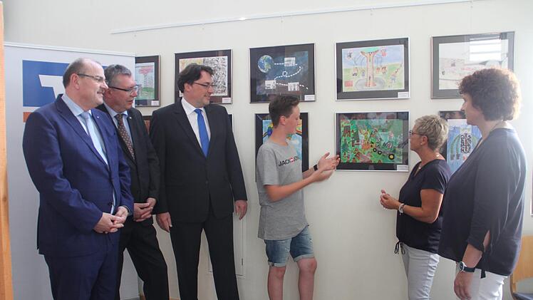 Preisträger Jonas Lohlein (Dritter von  links)  vor seinem Bild mit  (von links)  Ulrich Klein (Raiffeisenbank Obermain Nord), Michael Lieb (Raiffeisen-Volksbank Bad Staffelstein), Christian Senff (VR-Bank Lichtenfels-Ebern) sowie Künstlerin Elfriede Dauer und Gesamtleiterin Sabine Schubert. Foto: Gerda Völk