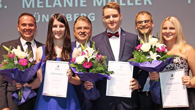 Die Adalbert-Raps-Preisträger (vorne von links) Lisa Mörtlbauer (1,3), Hannes Weigel (1,2) und Melanie Müller (1,6) freuen sich gemeinsam mit Landrat Klaus Peter Söllner, Schulleiter Alexander Battistella und Stiftungsvorsitzendem Frank Kühne über ein gelungenes Abitur.