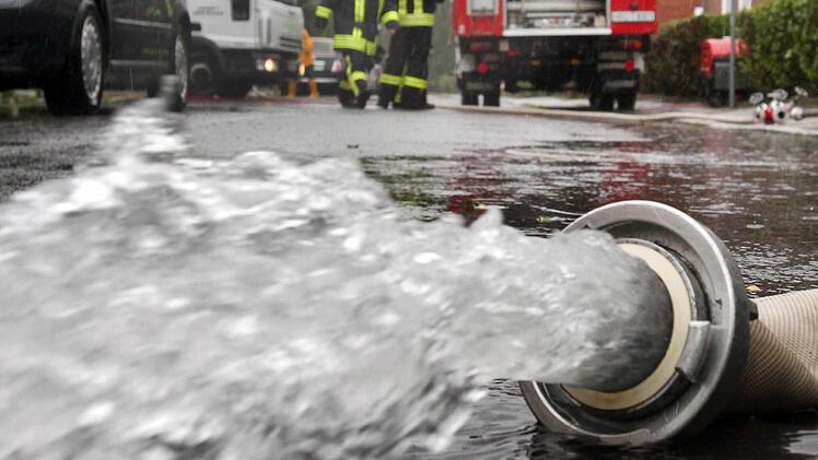 Lokal zentrierter Starregen überfordert oft die Kanalisation. Die Folge sind überflutete Keller. Am 10. Mai dieses Jahres stand Triebsdorf unter Wasser.  Foto: Bernd Wüstneck/dpa
