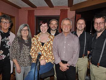 Die Initiatoren der Spendenaktion freuen sich zusammen mit den vier Musikanten der Gruppe "Famos" über die Spendenbereitschaft der Zuhörer: Ingrid Hein (links),  Gabriele Morath (2. von links) und Dr. Bernd Hein (5. von links). Foto: Arthur Stollberger
