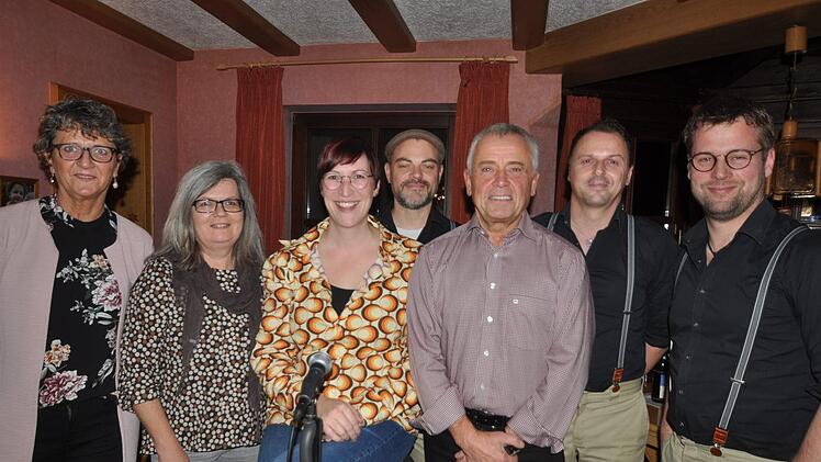 Die Initiatoren der Spendenaktion freuen sich zusammen mit den vier Musikanten der Gruppe "Famos" über die Spendenbereitschaft der Zuhörer: Ingrid Hein (links),  Gabriele Morath (2. von links) und Dr. Bernd Hein (5. von links). Foto: Arthur Stollberger