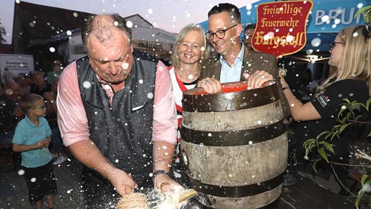Mit einem beherzten zweiten Schlag setzt Walter Nussel der spritzigen Erfrischung ein Ende.Fotos: Richard Sänger