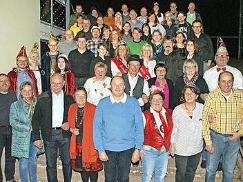 Die Prinzenpaare der vergangen 50 Jahre trafen sich in Neukenroth. Als Prinzenpaar von 1971 wurden Georg Schank und Marlene Strohmer (vorne von rechts) von Geschäftsführerin Ulla Opel (links daneben) als die erfahrensten des Abends begrüßt.  Foto: Joachim Beez