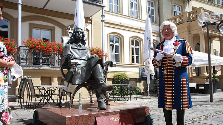 Baumeister Balthasar Neumann (Otmar Lutz) bei einer Führung.Benedikt Borst