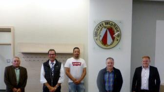 Als neue Feldgeschworene vereidigte Bürgermeister Matthias Klement (ganz rechts) Albin Wehner, Lukas Frank und Diethard Seith (2. bis 4. Auf dem Bild). Ganz links Siegfried Faust, der Obmann der Feldgeschworenen des Ortsteils Volkershausen.  Foto: Frank Mauer