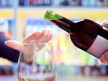 Fasten mit Verzicht auf Alkohol – wann es für den Körper ein Risiko wird