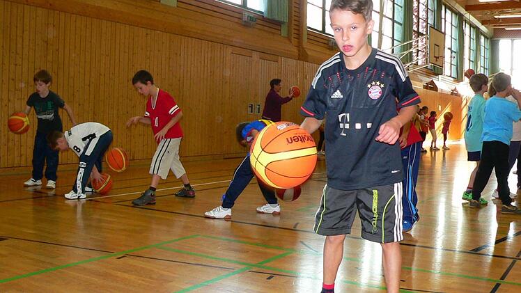Christian Eckert von der Klasse 3d der Lukas Cranach-Schule in Kronach kann das Dribbeln aus dem Stand schon ordentlich.