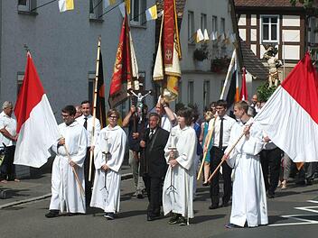 Ministranten und der Kreuzträger führten die Prozession an. Fotos: Manfred Welker