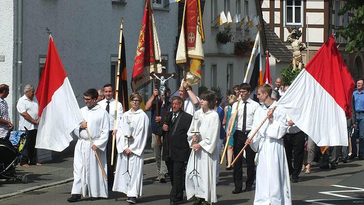 Ministranten und der Kreuzträger führten die Prozession an. Fotos: Manfred Welker