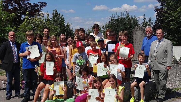 Diese Schüler drängt es im Laufe des Schuljahres immer wieder auf Entdeckungsreise. Mit Fleiß erreichen sie das richtige Ergebnis bei verschiedenen Mathematikwettbewerben. Lehrer Wolfgang Grübert (links), Jörg Röder vom Verein der Freunde des Friedrich-Rückert-Gymnasiums (zweiter von rechts) und Fachbetreuer Heinz Bauerfeind (rechts) gratulierten.