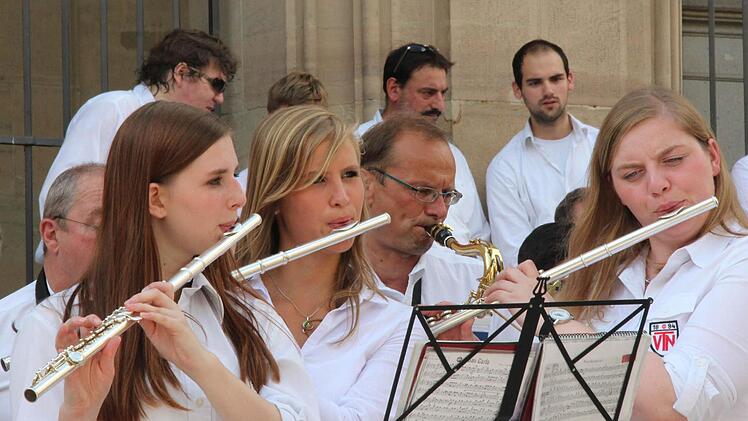 Zahlreiche Mitwirkende vereinte das Großkonzert am Nachmittag auf dem Albertsplatz.  Foto: Jochen Berger