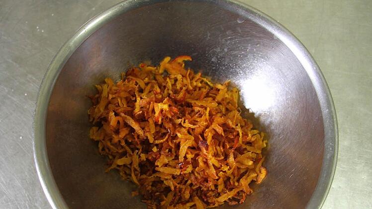 Dünne Bauchstreifen anrösten. Foto: Sonja Adam