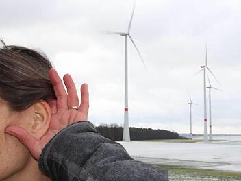 Lauschen sollen diejenigen, die in Volkershausen nahe an den Windrädern wohnen. Das Landratsamt will die durchaus subjektiven Eindrücke der Anlieger wissen. Foto: Carmen Schmitt