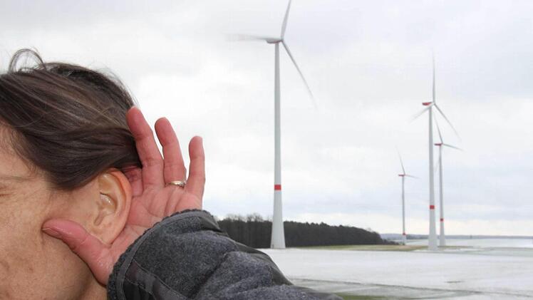 Lauschen sollen diejenigen, die in Volkershausen nahe an den Windrädern wohnen. Das Landratsamt will die durchaus subjektiven Eindrücke der Anlieger wissen. Foto: Carmen Schmitt
