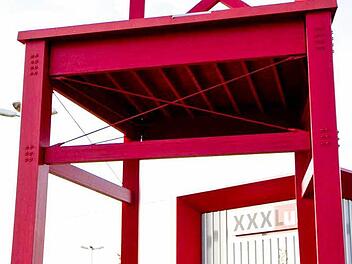 Kein roter Stuhl für Himmelkron: Die Gemeinde darf kein XXXLutz-Möbelhaus im Gewerbegebiet an der A9 ausweisen. Foto: XXXL