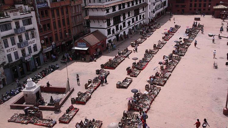 Straßenverkäufer Altstadt Kathmandu: Dieser Platz wurde durch das Erdbeben vollkommen zerstört. Foto: Raimund Göhlich
