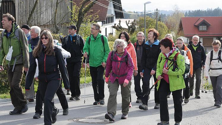 Die Wanderer legen ein strammes Tempo vor: Nach 45 Minuten waren viele schon in Tennach.