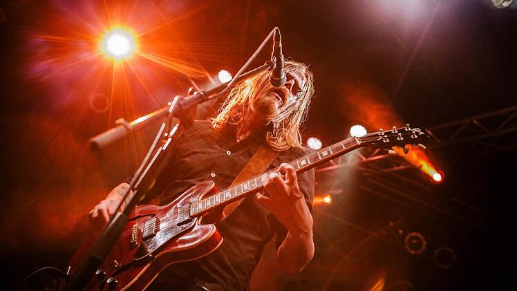 Joakim Nilsson von Graveyard überzeugt sowohl an der Gitarre, als auch als Sänger seiner Band. Graveyard war einer der Publikumsmagneten des Festivals und Headliner am Freitag. Foto: Manuel Stark