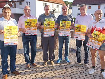 Organisatoren (v.l.): Harald Omert (Gemeindeverwaltung Oberelsbach), Bürgermeister Rudi Zehe, Johannes Holzheimer (Schmalwasser), Udo Kaiser (Bauhof Gemeinde Sandberg), Dieter Feller (Gemeindeverwaltung Wildflecken) und Leo Zirkelbach (Organisator). Foto: Marion Eckert