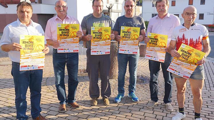 Organisatoren (v.l.): Harald Omert (Gemeindeverwaltung Oberelsbach), Bürgermeister Rudi Zehe, Johannes Holzheimer (Schmalwasser), Udo Kaiser (Bauhof Gemeinde Sandberg), Dieter Feller (Gemeindeverwaltung Wildflecken) und Leo Zirkelbach (Organisator). Foto: Marion Eckert