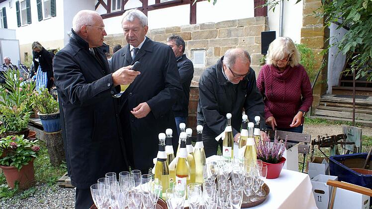 Günther Denzler und Johann Kalb nehmen den Secco in Augenschein.