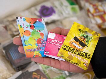 Die Namen der mit synthetischen Drogen vermischten Kräutermischungen klingen harmlos und verführerisch: "Jamaican Gold", "Scoobie Snacks" oder der bekannteste Vertreter "Spice". Zusammengefasst werden sie unter "Legal Highs". "Doch sie sind alles andere als harmlos," sind sich Drogenexperten und Rechtsmediziner einig.  Foto: Pauline Willrodt/dpa