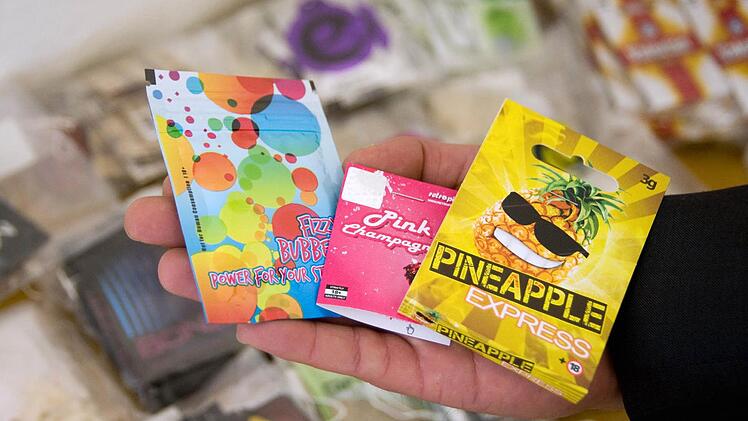 Die Namen der mit synthetischen Drogen vermischten Kräutermischungen klingen harmlos und verführerisch: "Jamaican Gold", "Scoobie Snacks" oder der bekannteste Vertreter "Spice". Zusammengefasst werden sie unter "Legal Highs". "Doch sie sind alles andere als harmlos," sind sich Drogenexperten und Rechtsmediziner einig.  Foto: Pauline Willrodt/dpa