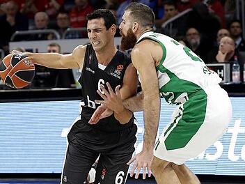 Im Hinspiel entschied Bambergs Grieche Nikos Zisis (mit Ball) das Duell gegen seinen Landsmann im Trikot von Unics Kasan, Kostas Kaimakoglou, klar für sich. Foto: Daniel Löb