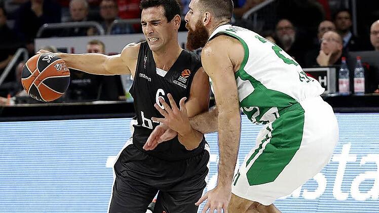 Im Hinspiel entschied Bambergs Grieche Nikos Zisis (mit Ball) das Duell gegen seinen Landsmann im Trikot von Unics Kasan, Kostas Kaimakoglou, klar für sich. Foto: Daniel Löb