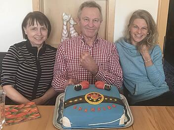 Der Leiter der ATS-Boxabteilung, Willy Kastner (Mitte), ist 70 Jahre alt. Zu seinem Geburtstag am Montag überraschten ihn seine Boxsportfreunde mit einer Champions-Torte. Mit im Bild Ehefrau Heidrun (links) und Tochter Patricia (rechts). Foto: privat
