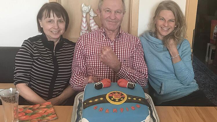 Der Leiter der ATS-Boxabteilung, Willy Kastner (Mitte), ist 70 Jahre alt. Zu seinem Geburtstag am Montag überraschten ihn seine Boxsportfreunde mit einer Champions-Torte. Mit im Bild Ehefrau Heidrun (links) und Tochter Patricia (rechts). Foto: privat