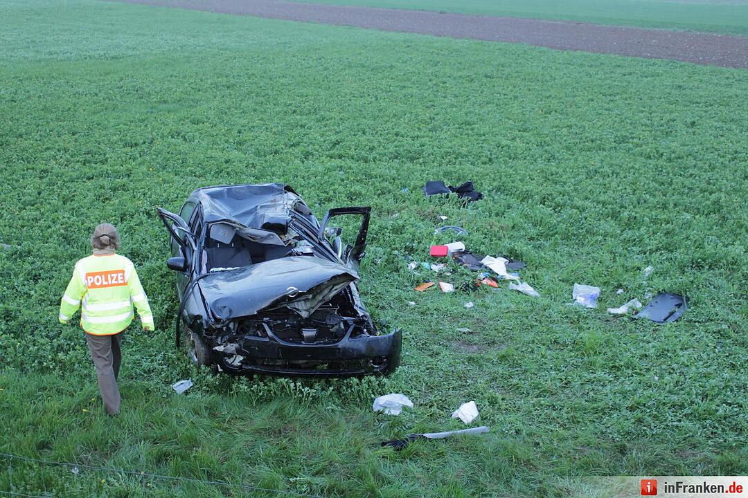 Starkregen sorgt für Abflug: Nissan schießt von Autobahn und landet drei Meter tiefer im Graben - Wagen überschlägt sich auf einer Strecke von 120 Metern mehrfach – Nissan bleibt völlig deformiert auf Wiese liegen – Fahrer eingeklemmt und schwerst verletzt – Polizei sucht nach Unfallzeugen
