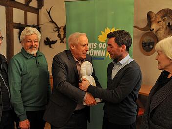 Dieter Lohmaier (3. v. l.) übergibt die Bürgerwilma an Mark Deavin.   Foto: Richard Sänger