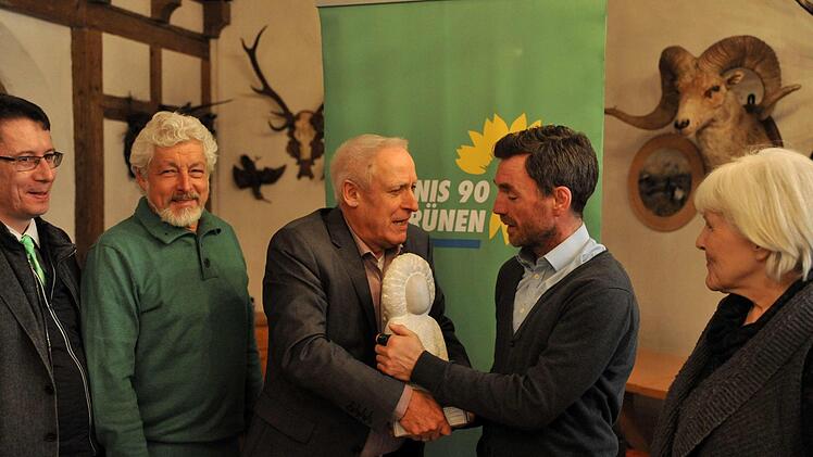 Dieter Lohmaier (3. v. l.) übergibt die Bürgerwilma an Mark Deavin.   Foto: Richard Sänger
