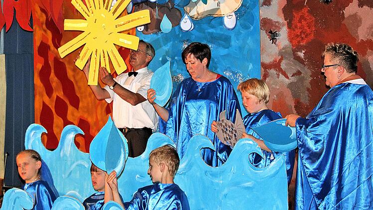 Das Musical "der Streit der Elemente" führten Schülerinnen und Schüler der  Franz-von-Prümmer-Schule beim Sommerfest auf. Wer welches Element  symbolisierte, erkannte man sofort an der Kleidung. Foto: Dieter Britz