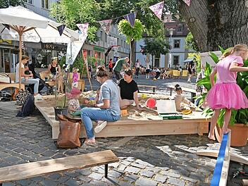 Ein riesiger Sandkasten und die Slackline bereichern den „Wandelgarten“ an der Promenade.