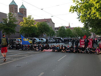 Aufgeheizte Stimmung bei Demos in Nürnberg - Polizist verletzt Aufgeheizte Stimmung bei Demos in Nürnberg - Polizist verletzt