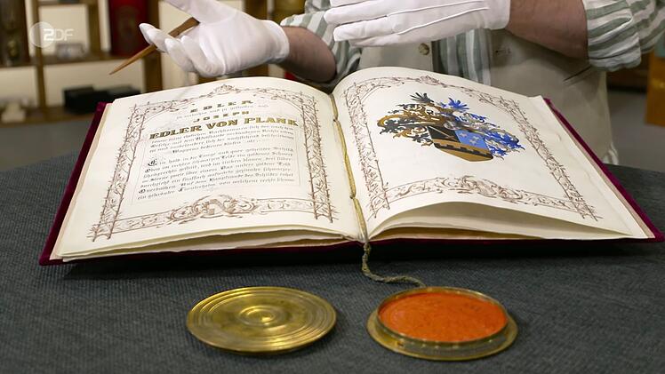 Einen Adelsbrief auf Pergament mit Urkunde samt Unterschrift von Franz Joseph I. datierte Colmar Schulte-Goltz auf 1875 (Wien). Der Wunschpreis lag bei 500 Euro. Der Experte schätzte das kaiserliche Dokument mit Siegeldose und Wappen sogar auf 600 bis 900 Euro. Und Anaisio Guedes zahlte sogar 1.000 Euro.