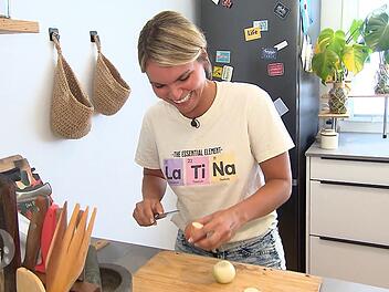 Bestens gelaunt macht sich Larissa an die Vorbereitungen.