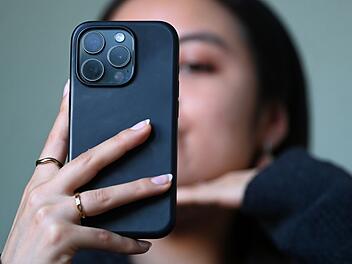 Junge Frau nimmt Selfie auf